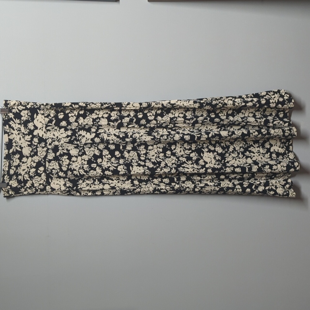 Legging Queen black and beige floral maxi skirt